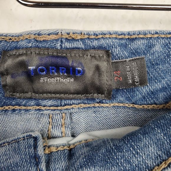 Torrid Feel the Fit Light Wash Distressed Denim Jeans Sz 24 - Picture 4 of 7